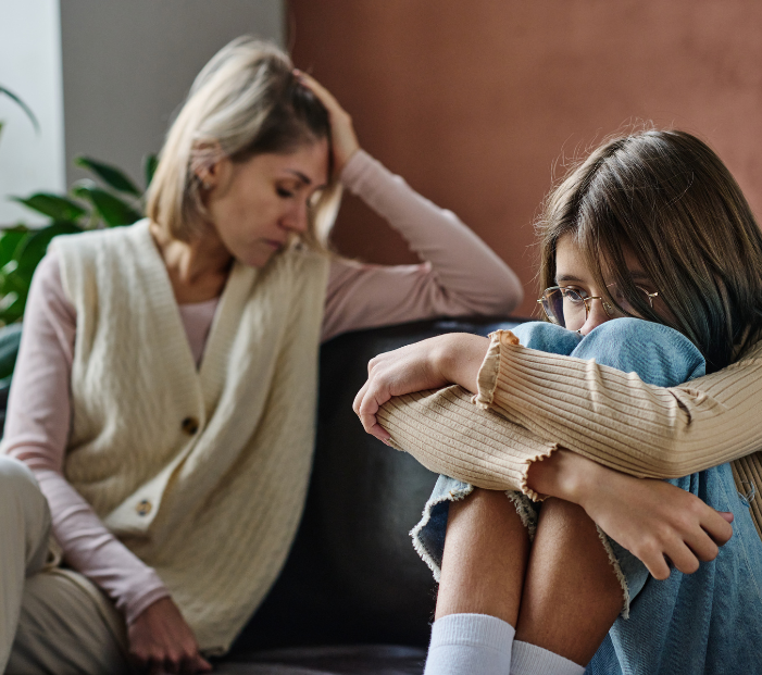 Barn og mor i omfavnelse